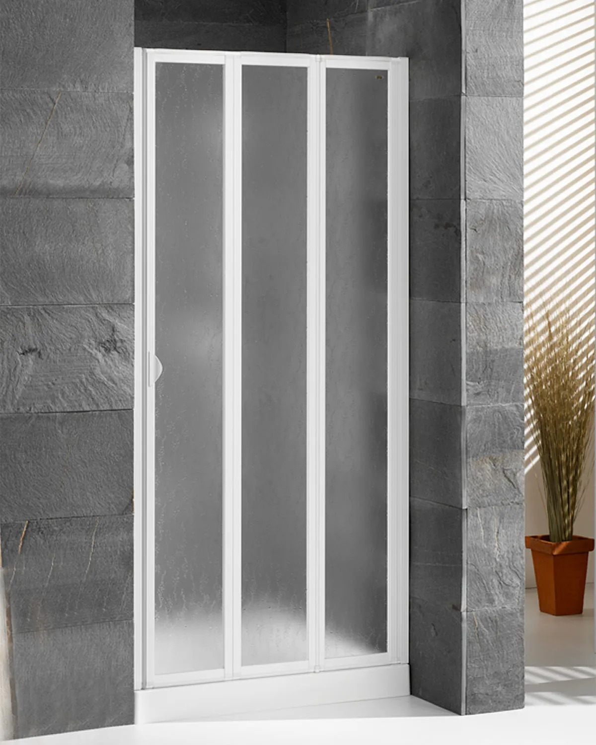 Folding door for a niche